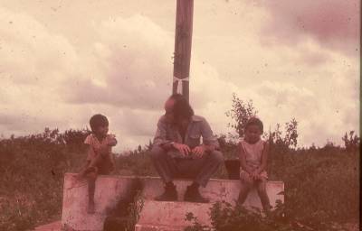 [Vladimir Herzog sentado na base da cruz com duas crianças] (3)